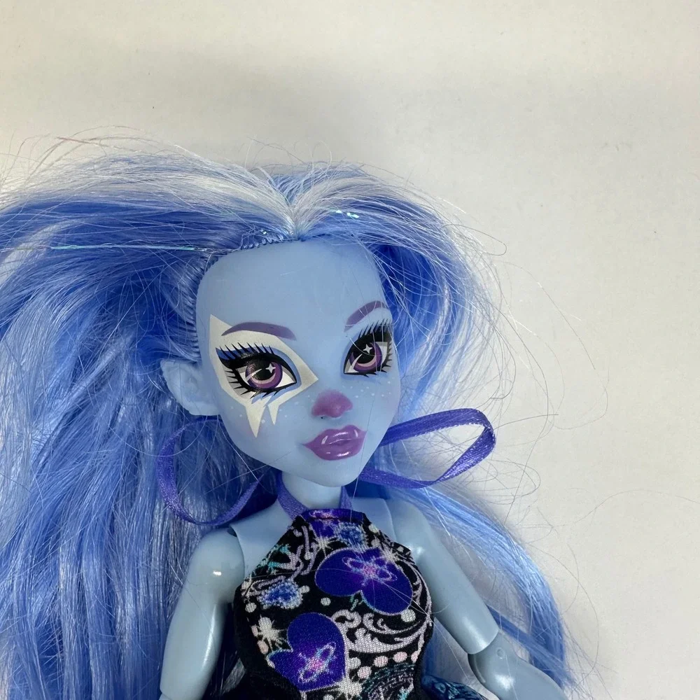 Monster High Skulltimate Secrets Abbey Bominable G3 Doll & Coffin Locker Set